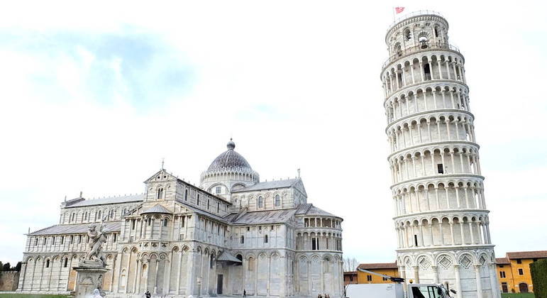 Torre de Pisa, na Itália, comemora 850 anos com shows, projeções de filmes e exposições