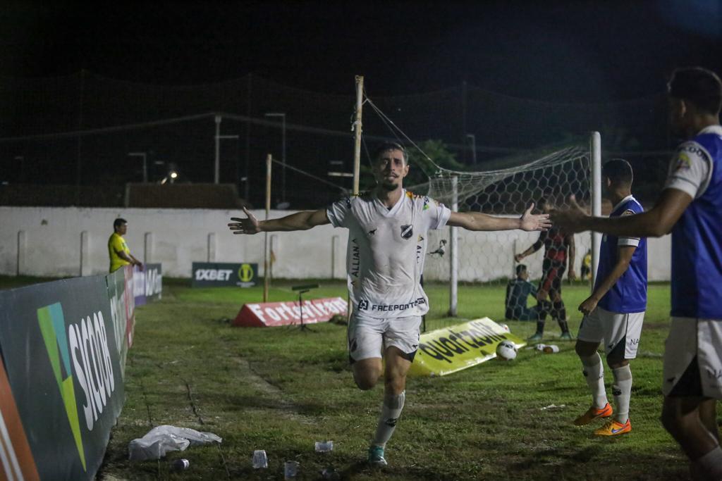 ABC vence o Atlético e o péssimo gramado do Ronaldão; assume vice-liderança provisória