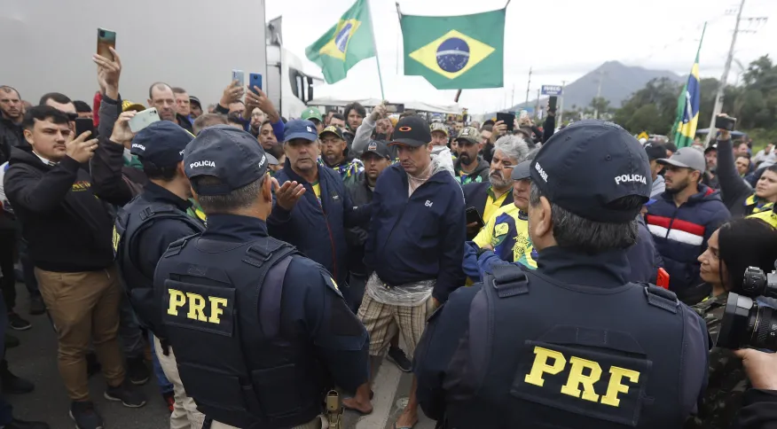 PF prende manifestante por tentativa de homicídio contra agente da PRF