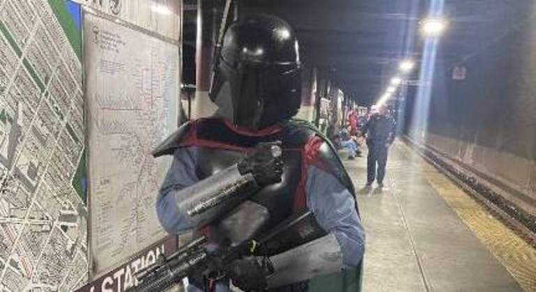 Homem fantasiado de personagem de Star Wars é confundido com atirador por policiais