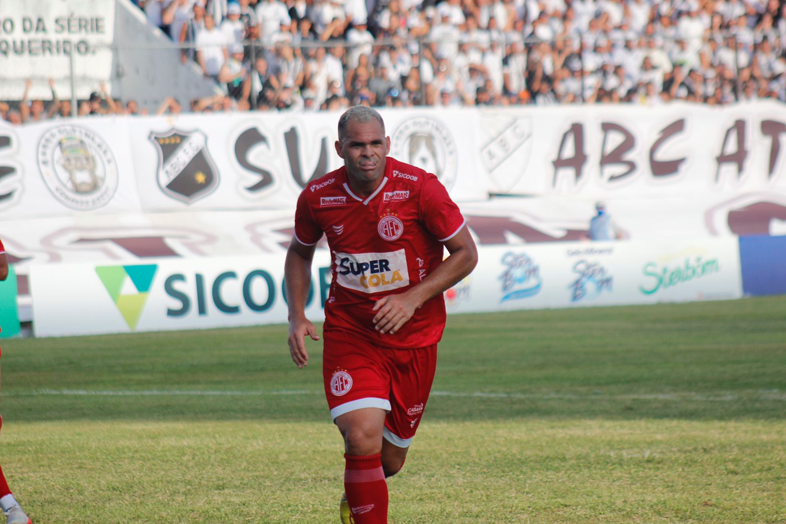 "El Tanque" jogou só um tempo, mas foi o dono do Frasqueirão