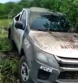 [VIDEO] Viatura da PM capota e policial fica ferido; Pneu careca teria sido motivo