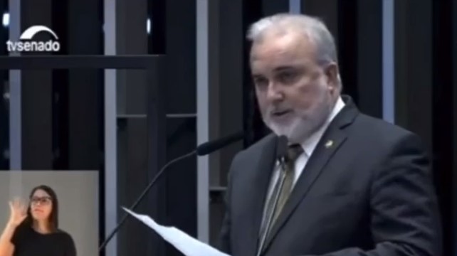 [VIDEO] Senador do PT do Rio Grande do Norte sugere fusão entre Petrobras e Eletrobras