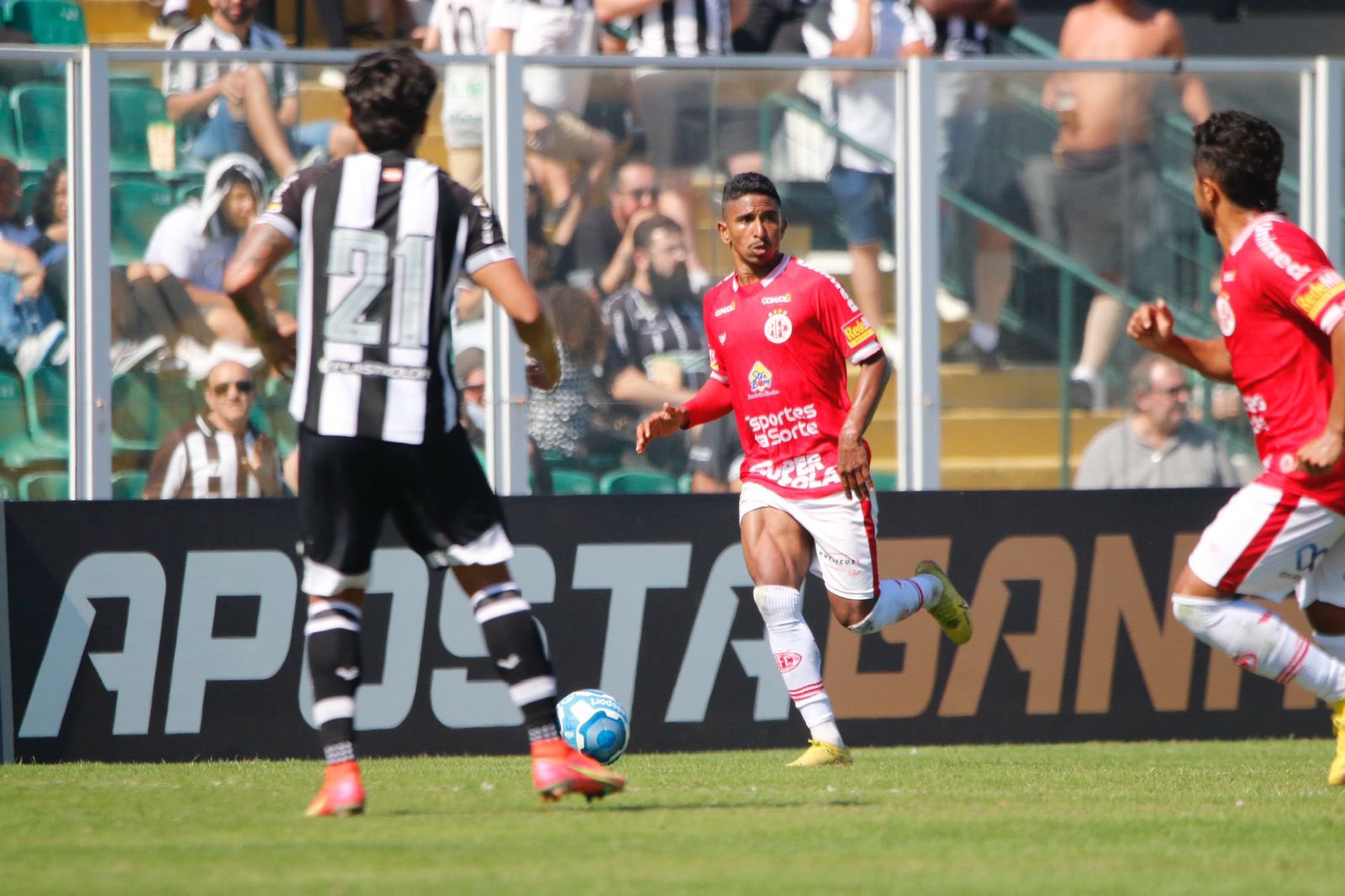 América perde confronto direto e se complica na luta contra rebaixamento