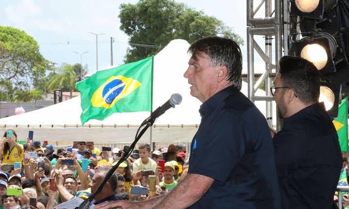 [VÍDEOS] Aos gritos de "mito", Bolsonaro é recebido por Dom Jaime e pelo prefeito de Natal