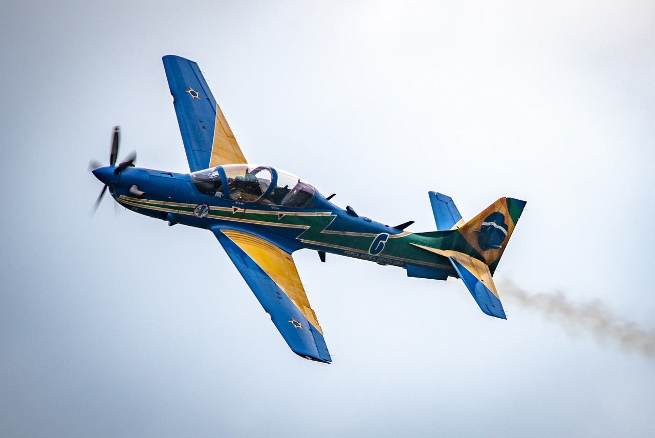 [VÍDEO] Avião da Esquadrilha da Fumaça cai logo após decolar; Pilotos ejetam