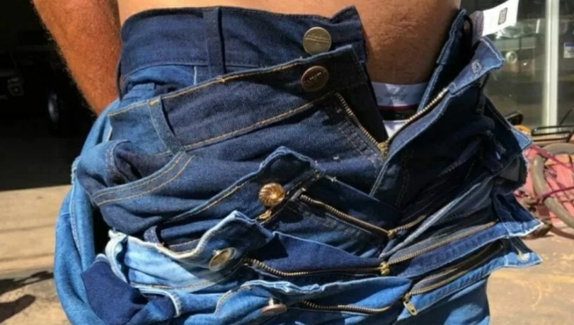 Homem é preso por furto após sair de loja vestindo cinco calças jeans