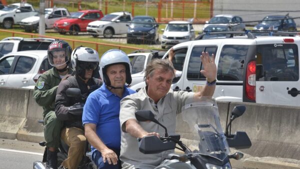 [VÍDEO] Bolsonaro em Natal: Apoiadores se aglomeram em canteiros da BR-101 na espera do presidente