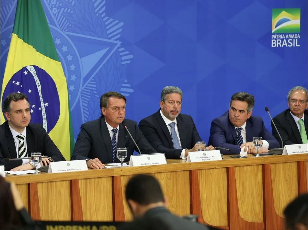 Bolsonaro propõe zerar ICMS de combustíveis e pagar diferença aos estados