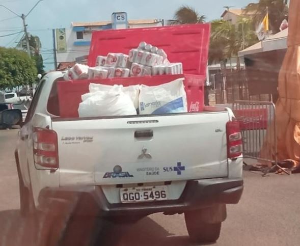 Carro da Saúde de interior do RN é flagrado lotado de gelo e cerveja; Prefeitura promete investigar