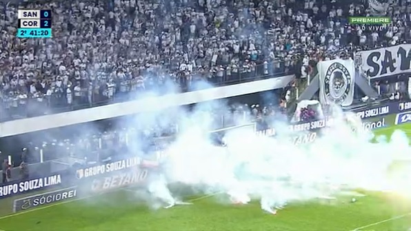 Corinthians vence o Santos em partida marcada por bombas e sinalizadores no gramado