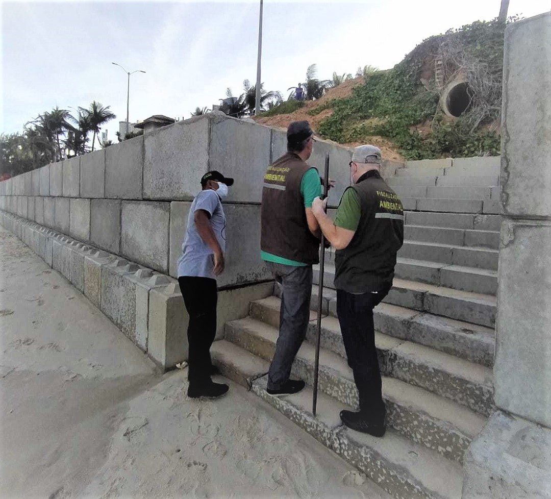 Dois hotéis em Ponta Negra são notificados por jogar água de piscinas na praia