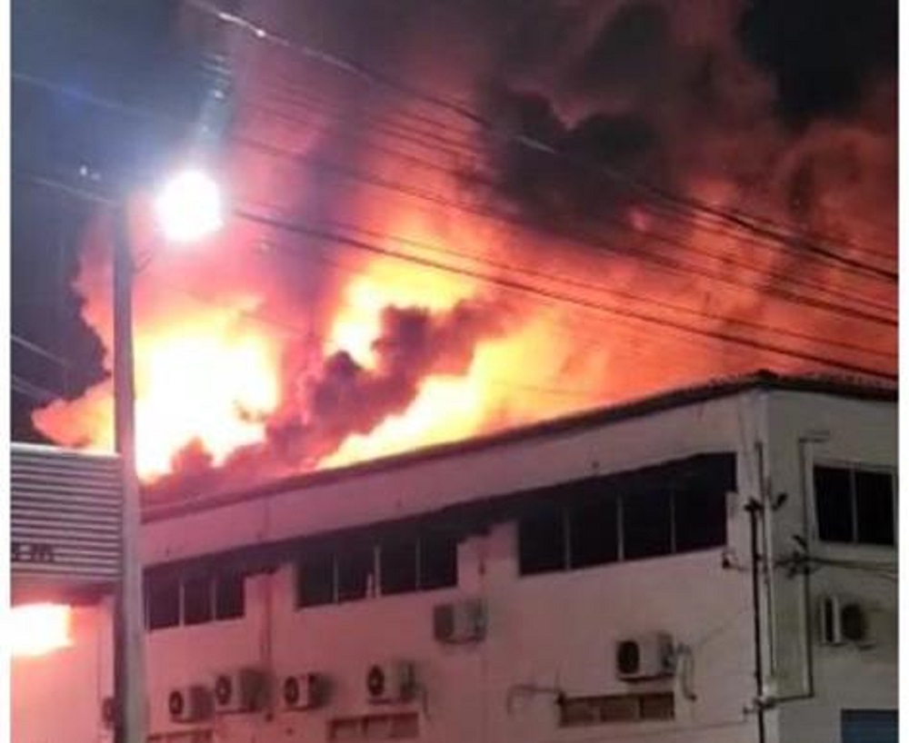 [VÍDEO] Prédio de prefeitura da Grande Natal é destruída por grande incêndio