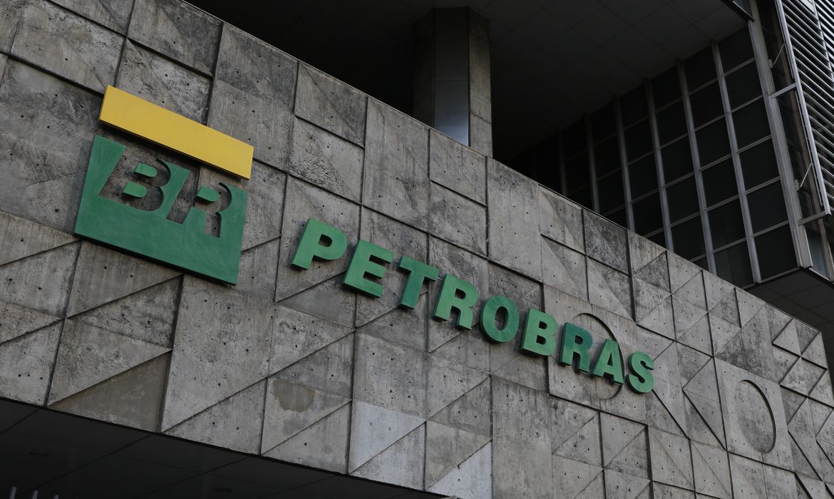 Pressionada para baixar preços, Petrobras afirma que não pode antecipar mudança nos valores