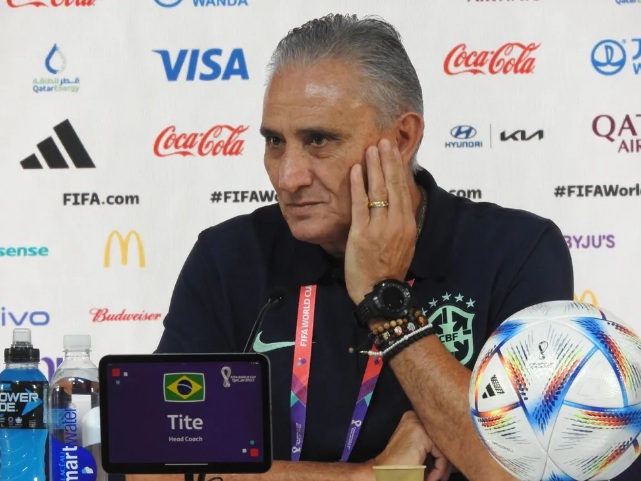 Tite monta time, mas não revela substitutos de Neymar e Danilo