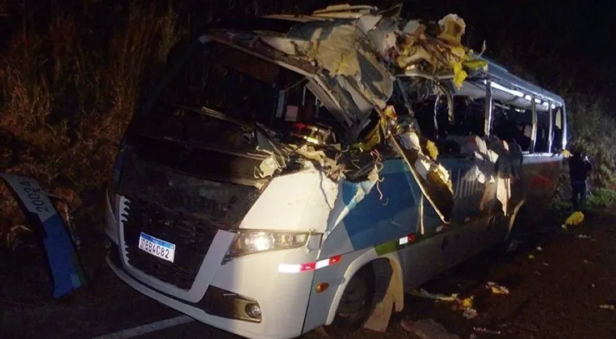 Acidente entre ônibus e carreta mata três pessoas e fere 13