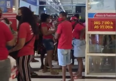 [VÍDEO] Manifestantes invadem shopping de Natal 'pedindo comida' em protesto