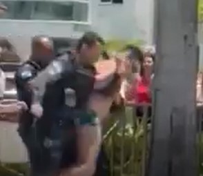 [VIDEO] Policiais entram dentro da piscina para prender vereador acusado de preconceito