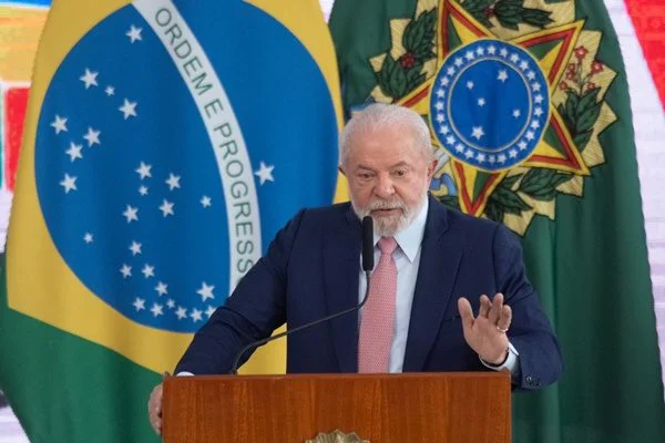 [VIDEO] Lula afirma que casas de programa federal precisam ter "varanda para pum"