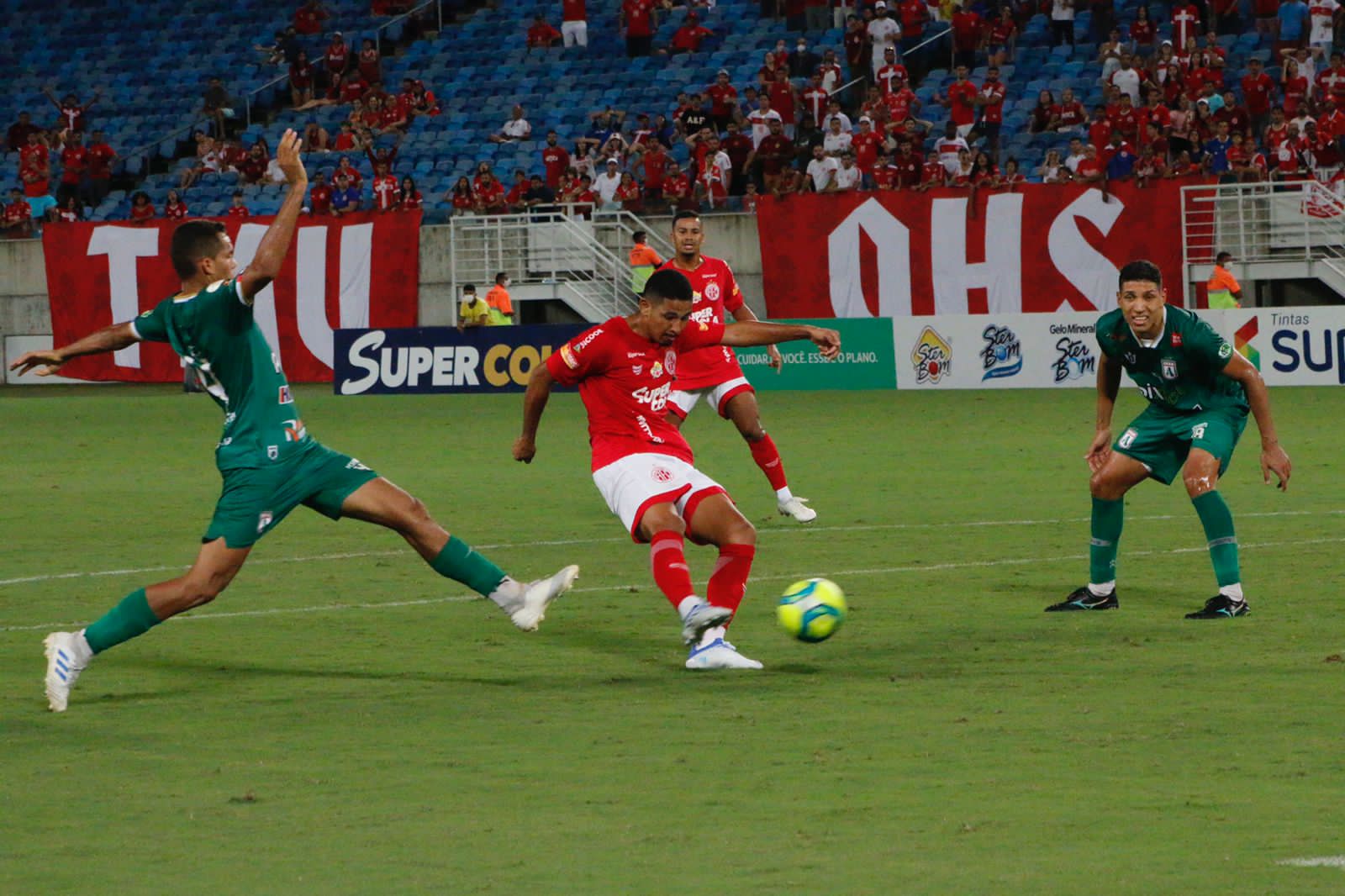 Zé Eduardo marca gol salvador nos acréscimos e América larga com vitória na Série D