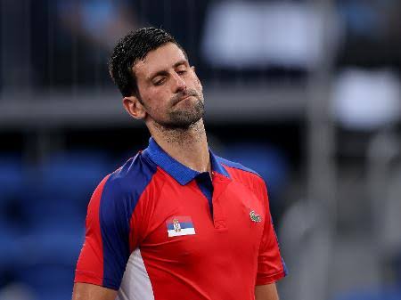 Após Justiça rejeitar recurso, Novak Djokovic deixa a Austrália