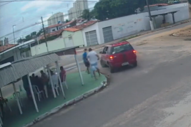 [VÍDEO] Bandidos deixam clientes de restaurante de bolso vazio após arrastão em Natal