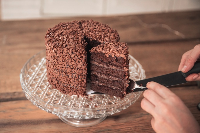 Marido é preso após ameaçar convidados por não ter recebido primeiro pedaço do bolo de aniversário da esposa