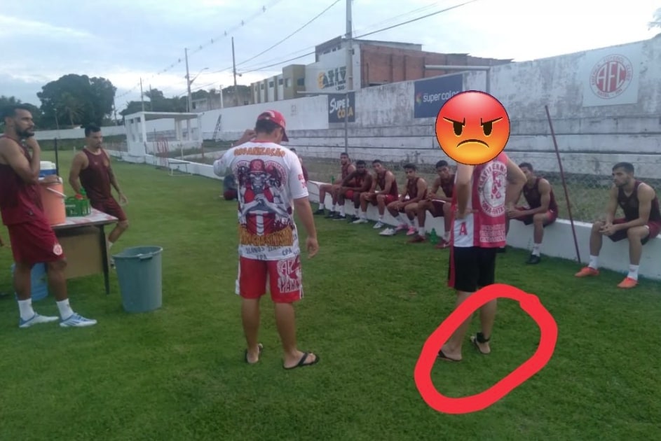 [FOTO] No meio do treino, jogadores do América levam carão de torcedor tornozelado