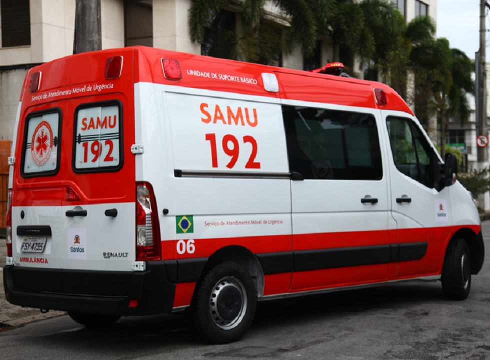 Embriagado, homem tira a roupa na rua e precisa da ajuda da PM para voltar para casa