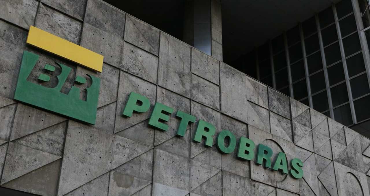 Conselho da Petrobras se reúne nesta segunda para avaliar troca de comando