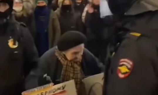 [VIDEO] Sobrevivente da 2ª Guerra, russa é presa por participar de protesto contra invasão na Ucrânia