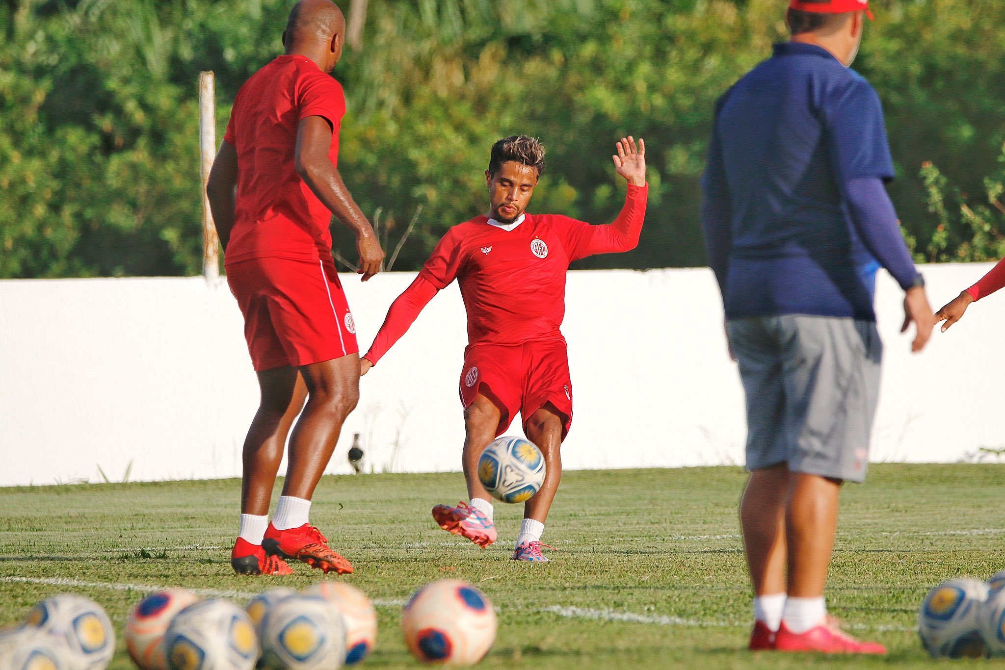 Curtinhas: virada do América, resultados ajudam o ABC, Carioca na reta final, Racismo, homofobia no futebol e mais