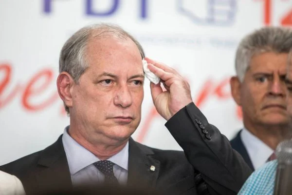 Ciro Gomes recebe apoio de Lula após ser alvo de operação e culpa a "polícia de Bolsonaro"