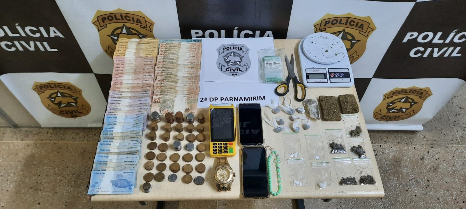 Casal é preso com drogas, dinheiro e maquineta de cartão em Nova Parnamrim