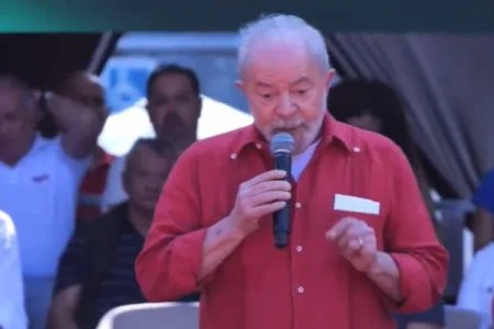 Lula agradece ex-vereador petista preso por empurrar empresário contra caminhão