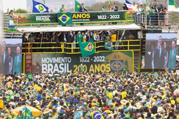 Manifestantes ocupam Copacabana e criticam ministros do STF e comunismo