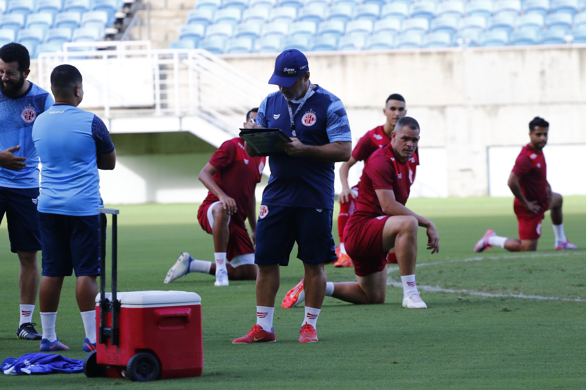 Leandro Sena fala em escalar "time mais leve e criativo"