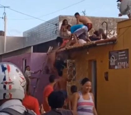 [VÍDEO] "Quebradeira" no telhado: mãe de jovem que surtou é expulsa de casa por bandidos em Natal