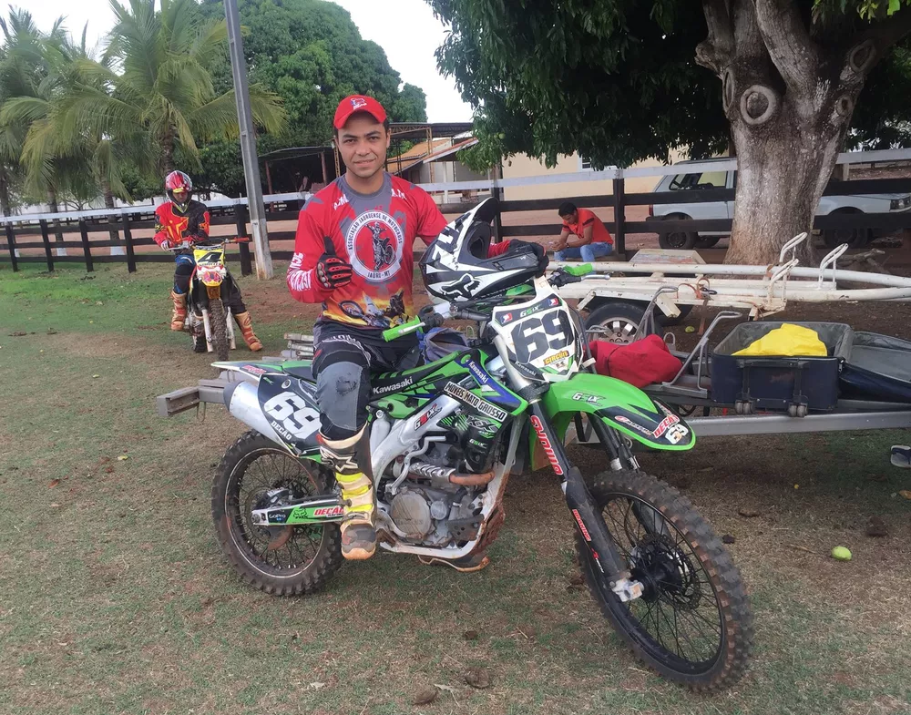 Piloto de motocross morre em queda ao saltar rampa em campeonato em MT