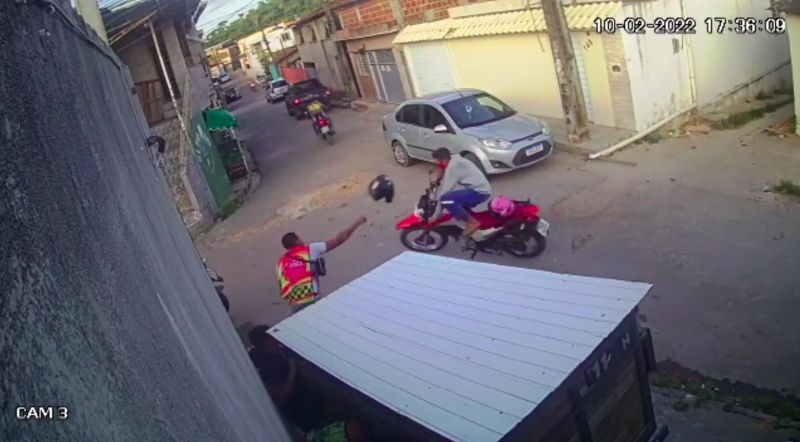 [VÍDEO] Após roubar motocicleta, assaltante é derrubado com “capacetada”