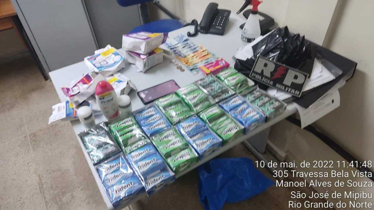 Caixas de chiclete, desodorante e absorvente são furtadas de lojas por casal suspeito na Grande Natal