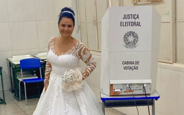 Empresária sai da própria festa de casamento e vota ainda com vestido de noiva e buquê