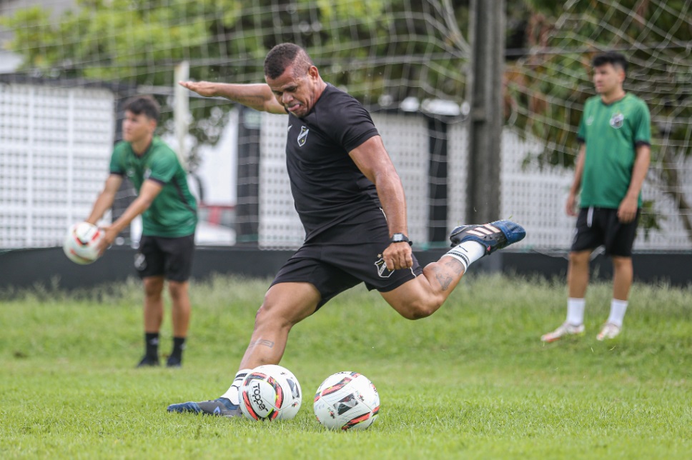 Curtinhas: Allan Dias com a 9, demissão de Pombo, apresentação do plantel rubro, coroa do Rei e mais