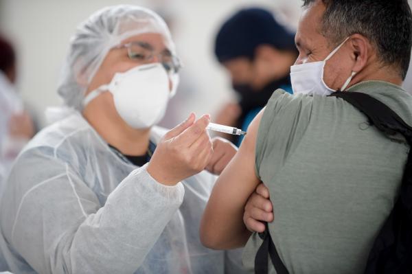 Infecção por Covid dá imunidade similar à da vacina, afirma estudo