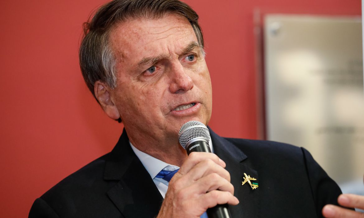 Bolsonaro diz ser contra realização do Carnaval em 2022: "Por mim, não teria"