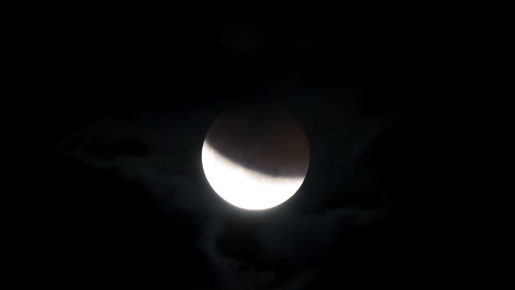 Eclipse lunar mais longo do século acontece neste mês; descubra como ver