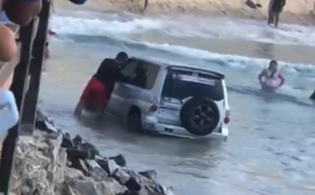 VÍDEO: Carro fica preso na maré alta após motorista quase atropelar banhistas no Litoral Norte