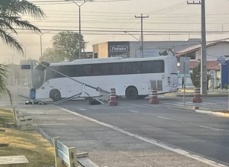 Ônibus com estudantes bate em fiação e derruba semáforo em cruzamento de avenidas em Mossoró