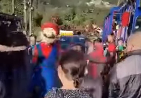 [VIDEO] Super Mario e Homem Aranha trocam murros na frente de turistas no Rio de Janeiro