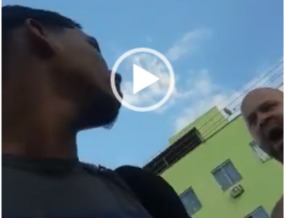 [VIDEO] Entregador leva tapão na cara de policial por se recusar a subir elevador com pedido